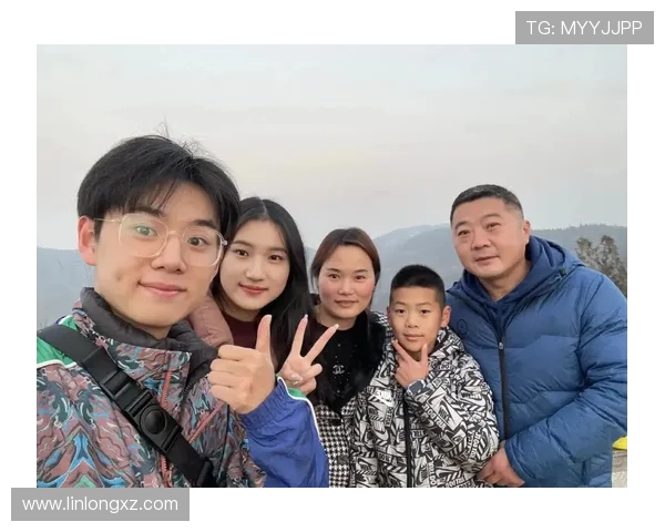 幸福满满的一家人库嫂分享全家福照甜蜜瞬间温馨满溢